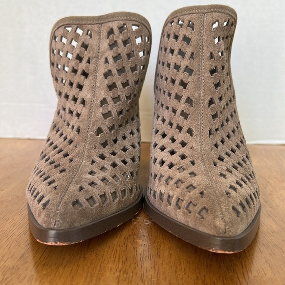 VINCE CAMUTO WESTERN POINTED TOE PUMPS PERFORATED BROWN SUEDE ANKLE BOOTIES - Picture 5 of 10